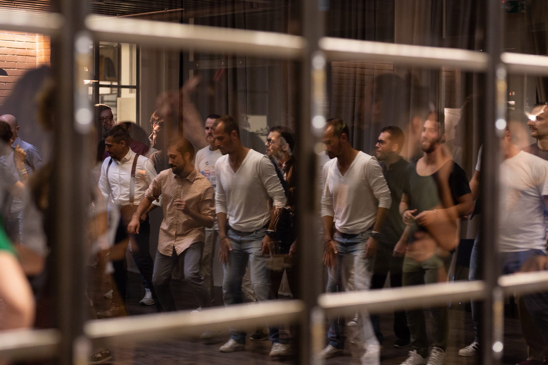 La sala del Renny piena di gente che balla.