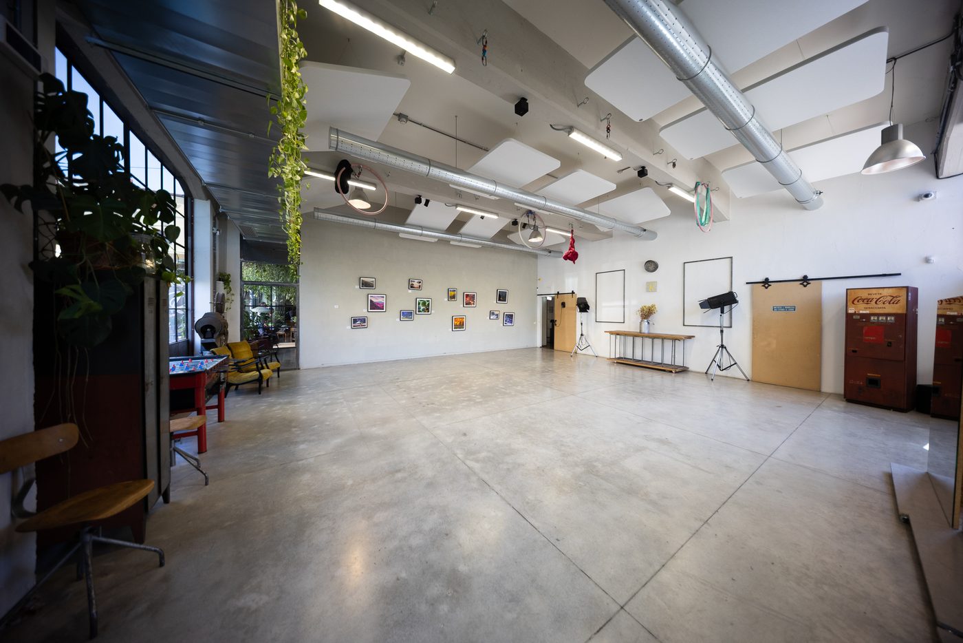Factory Room: Vetrate industriali e doppio ingresso.