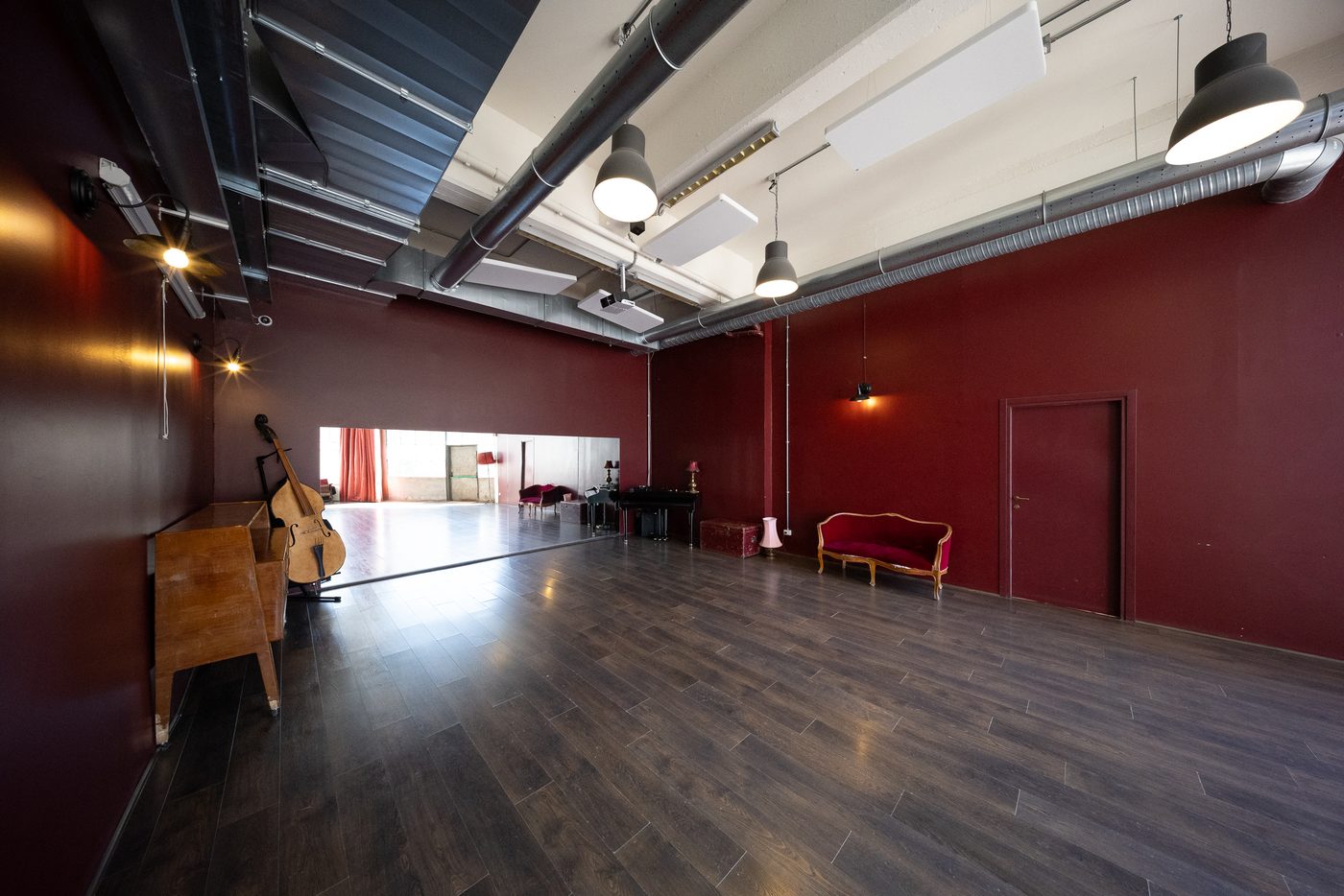 Red Room: Laminato scuro, specchi e una grande vetrata.